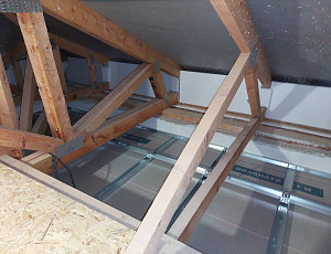 Zateplení stropu novostavby pomocí foukané izolace